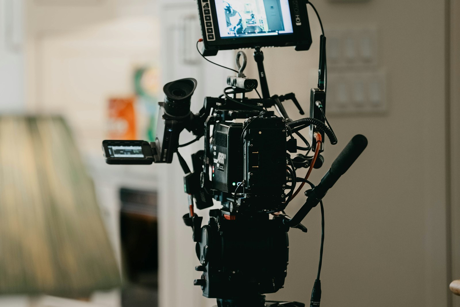 Caméra de cinéma montée sur trépied dans un salon, prête pour un tournage