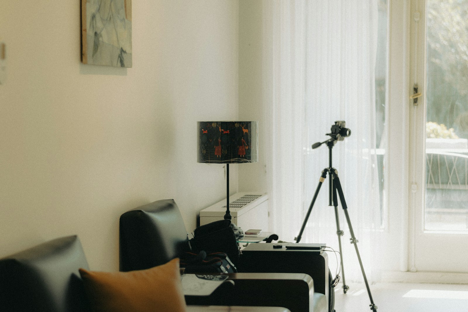 Salon habité d'une maison avec une caméra sur trépied, préparé pour un tournage