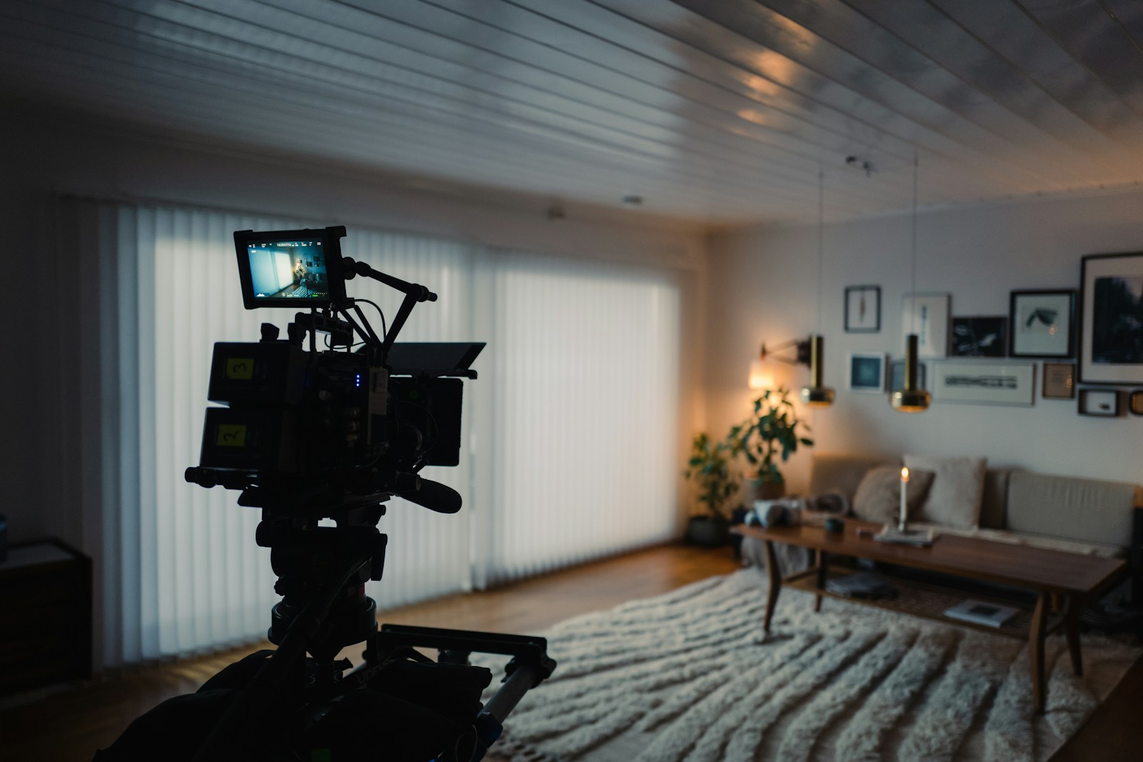 Caméra de cinéma sur trépied installée dans un salon pour un tournage